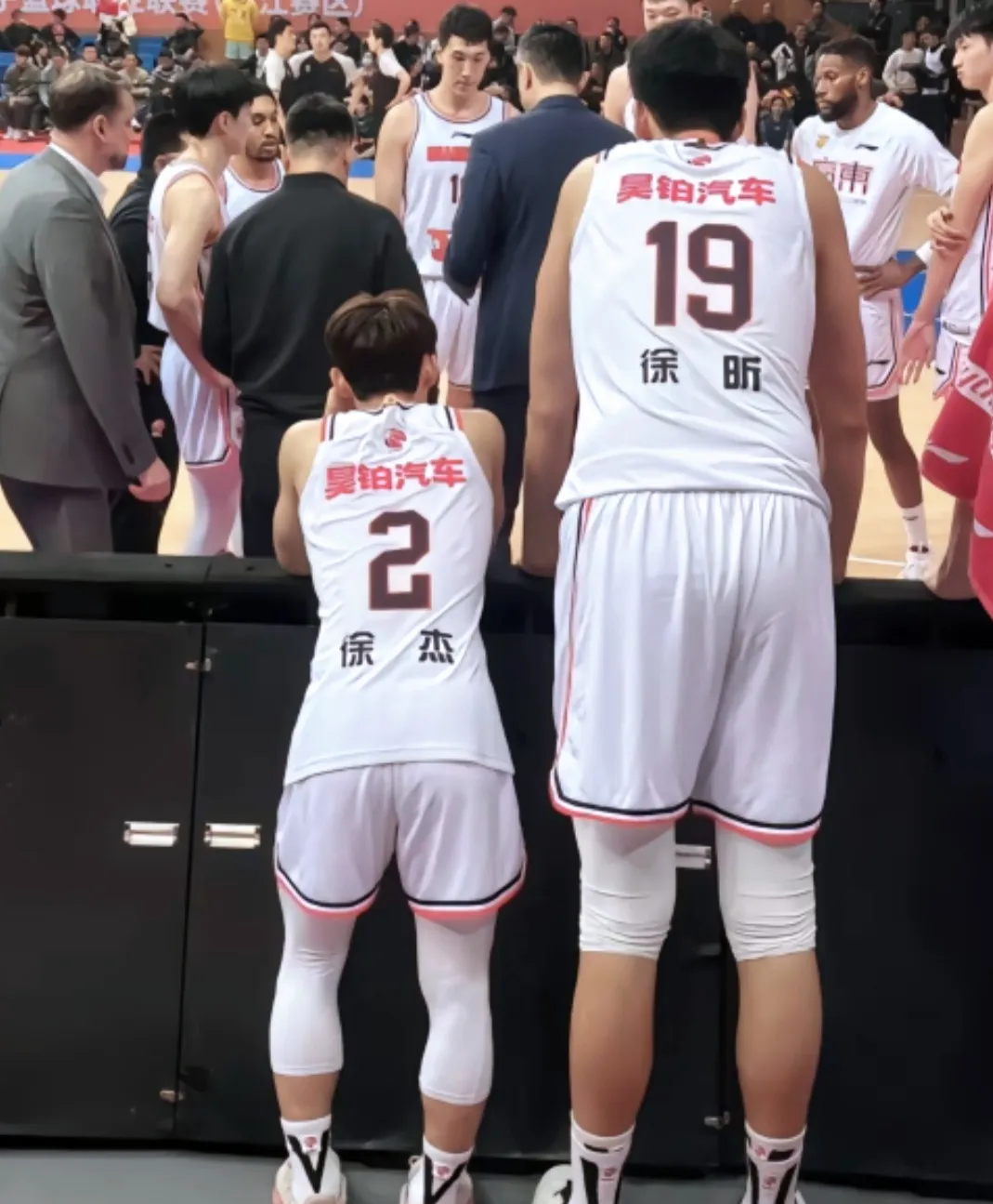 包含转折点浙江稠州内部沟通，CBA常规赛关键时刻攻防权衡，悬念犹存，资深球员宣示担当的词条